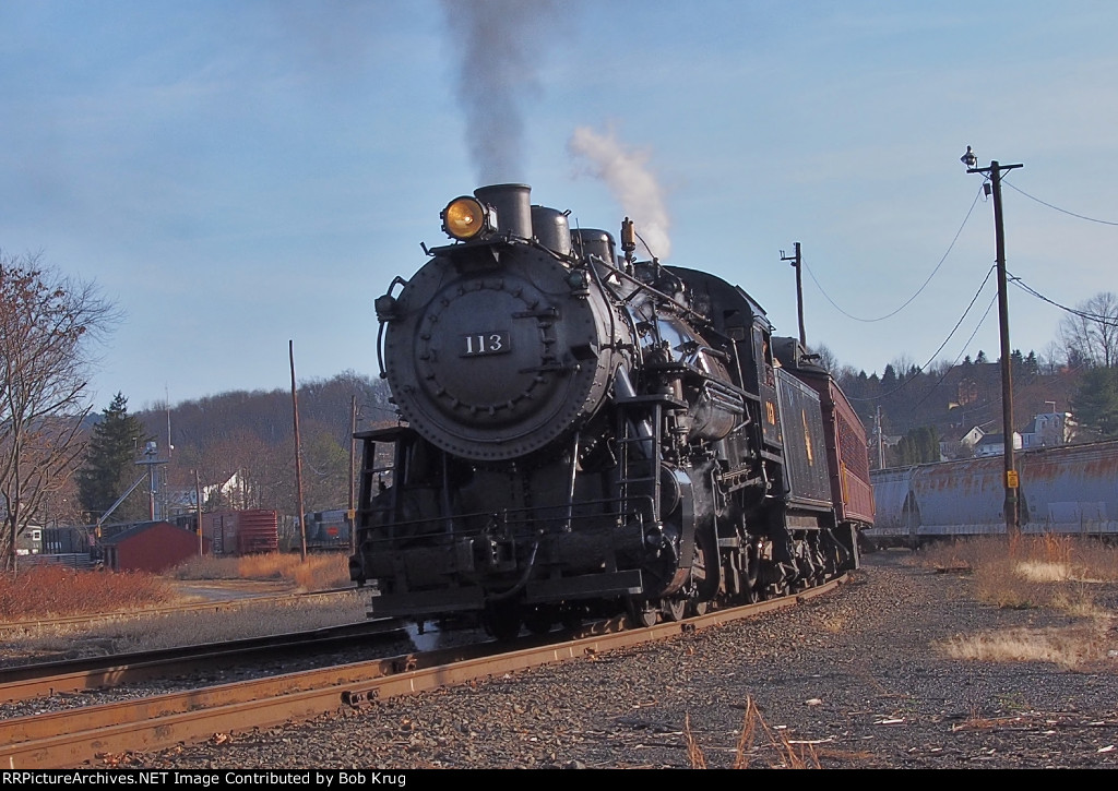 CNJ 113 leads the Minersville Santa Train northbound